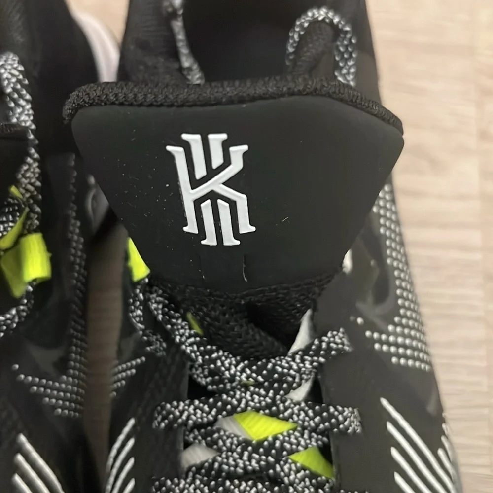 NIKE - Kyrie 11/23 sneaker men size 11